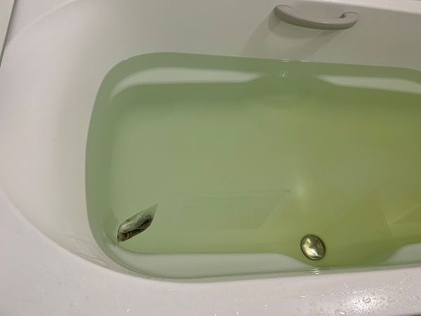 バスタブに入れたハーブ入浴剤の写真